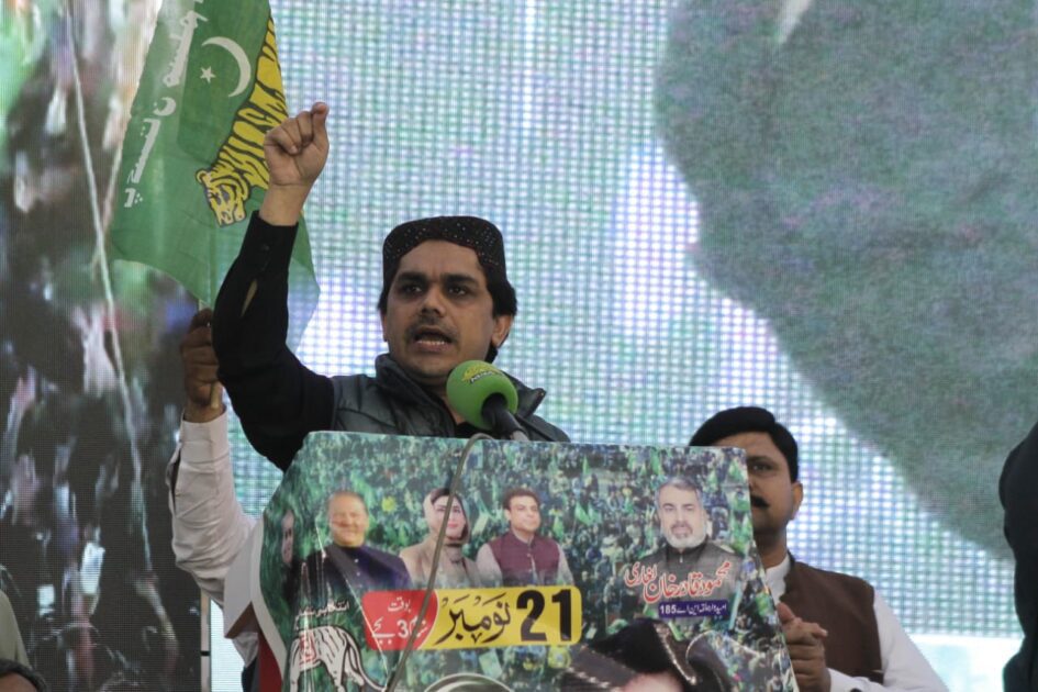 مسلم لیگ ن کے کارکنوں کی بڑی تعداد سیاسی جلسے میں شریک