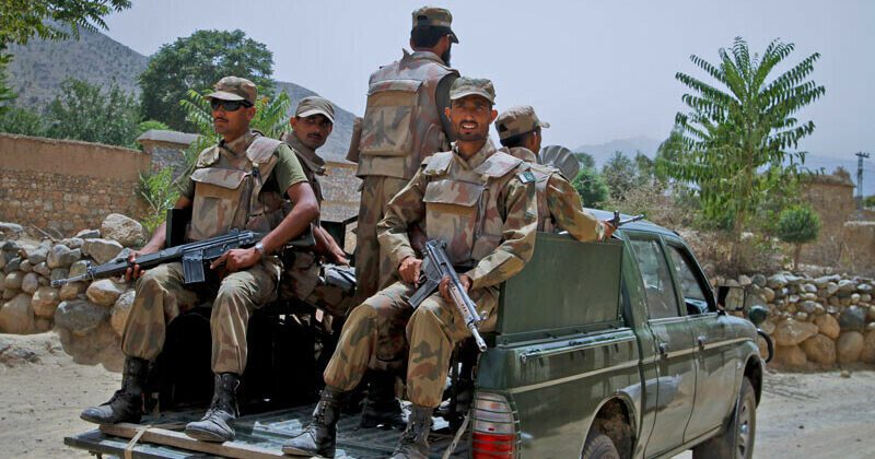 “سیکیورٹی فورسز کی خیبرپختونخوا میں دہشتگردوں کے خلاف کارروائی کے دوران علاقے کا گھیراؤ کرتے ہوئے اہلکار”