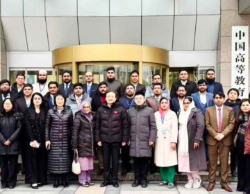 ڈاکٹر اظہر حسین چین میں منعقدہ بین الاقوامی تعلیمی تربیتی پروگرام کے دوران شریکِ وفد کے ہمراہ۔