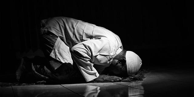 صرف 10 سیکنڈ کا سجدہ، دماغی سرگرمی میں تبدیلی کا سبب بن سکتا ہے: تحقیق