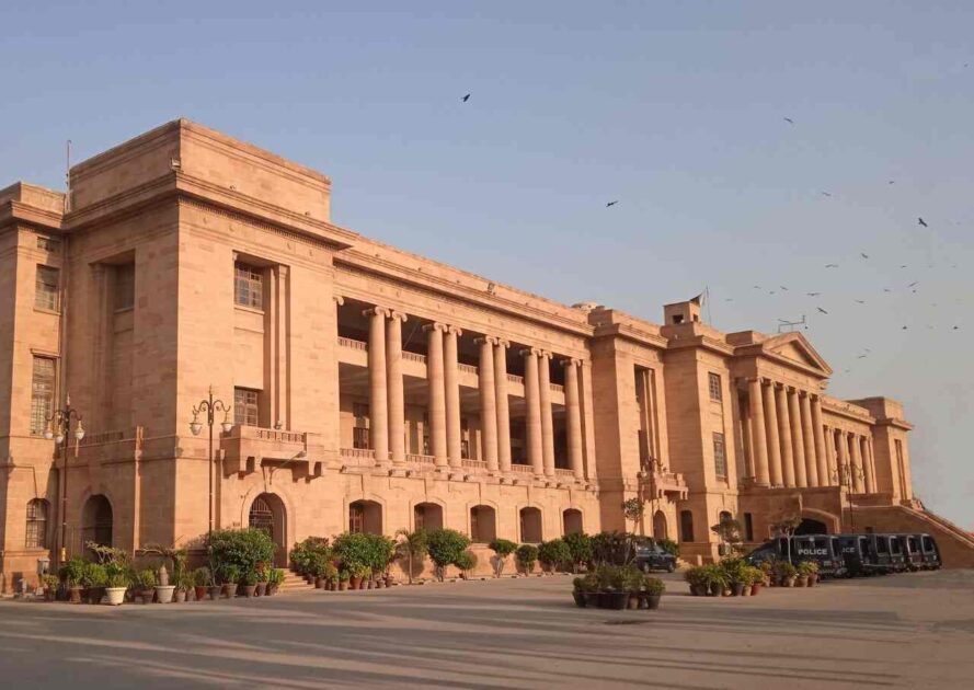 سندھ ہائیکورٹ کراچی کی عمارت اور جاری کردہ موسمِ سرما کی تعطیلات کا نوٹیفکیشن جاری کردیا۔