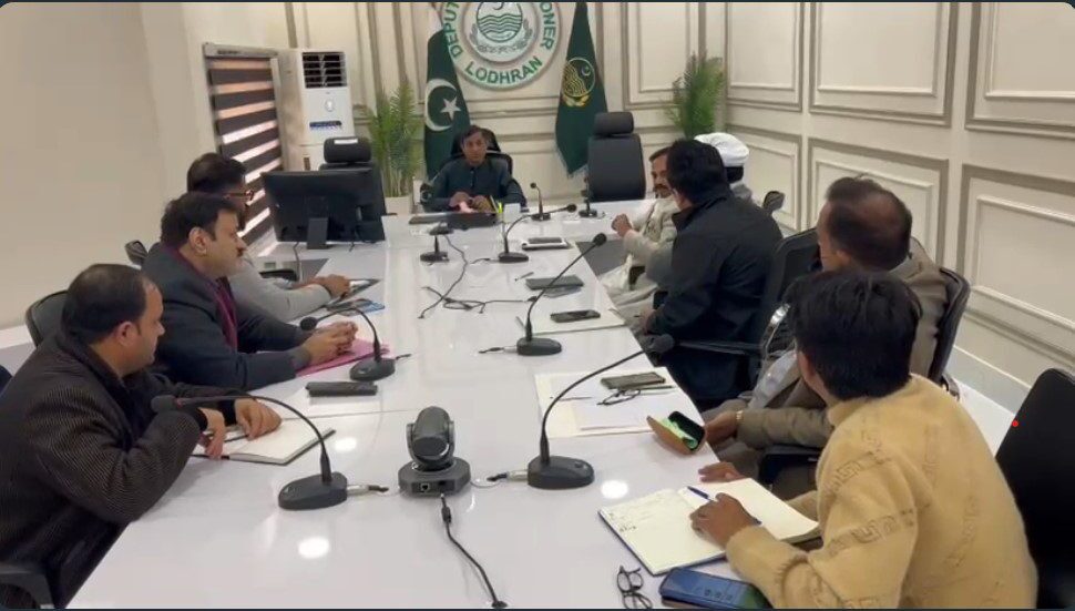 لودھراں میں بارشوں کے پیش نظر نکاسی آب کے انتظامات کا جائزہ لیتے ہوئے ڈپٹی کمشنر محمد اشرف اجلاس کی صدارت کر رہے ہیں