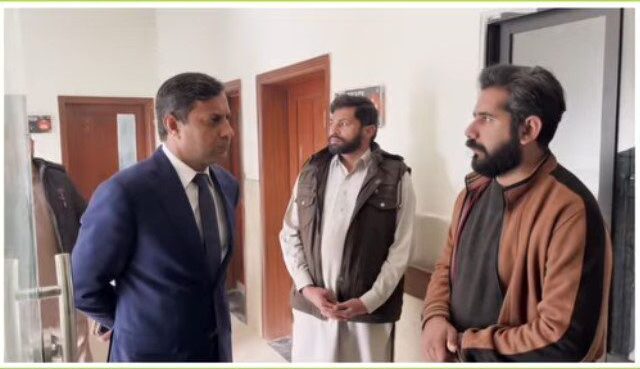 ڈی سی لودھراں محمد اشرف کا راجہ پور میں تعلیمی، صحت اور عوامی سہولیات کا جائزہ