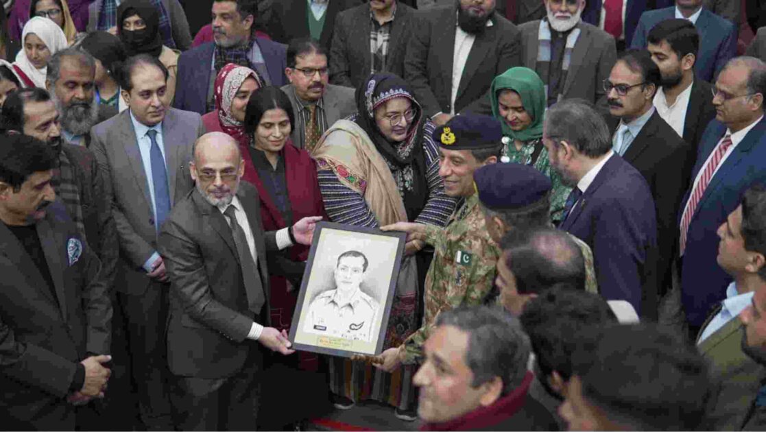 ڈی جی آئی ایس پی آر لیفٹیننٹ جنرل احمد شریف چوہدری اسلامیہ یونیورسٹی بہاول پور کے دورے کے دوران طلبہ و اساتذہ سے خطاب کرتے ہوئے۔