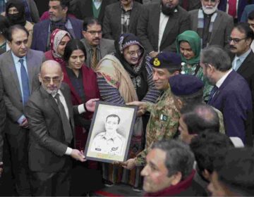 ڈی جی آئی ایس پی آر لیفٹیننٹ جنرل احمد شریف چوہدری اسلامیہ یونیورسٹی بہاول پور کے دورے کے دوران طلبہ و اساتذہ سے خطاب کرتے ہوئے۔