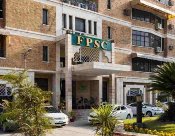 وفاقی پبلک سروس کمیشن کے دفتر کا منظر جہاں 2025 میں بھرتیوں کے عمل سے متعلق معلومات آویزاں ہیں۔