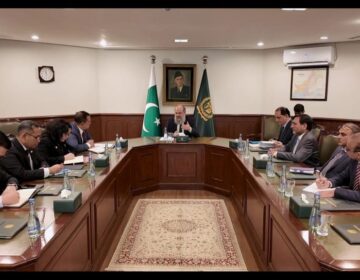 وفاقی وزیر تجارت جام کمال خان انڈونیشی سفیر سے ملاقات کرتے ہوئے