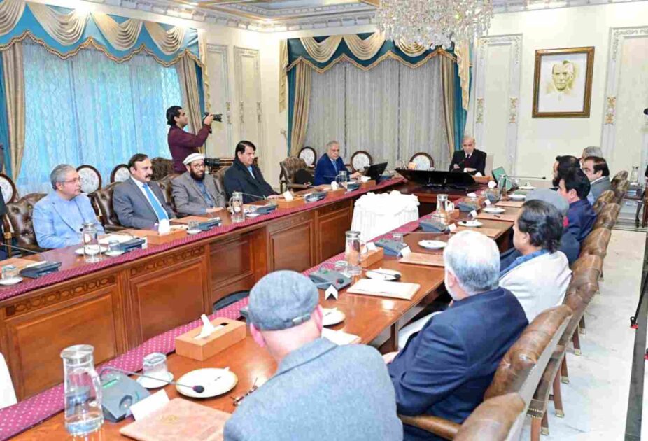 وزیر اعظم شہباز شریف خیبر پختونخوا میں وفاقی ترقیاتی منصوبوں کے حوالے سے اجلاس کی صدارت کرتے ہوئے۔