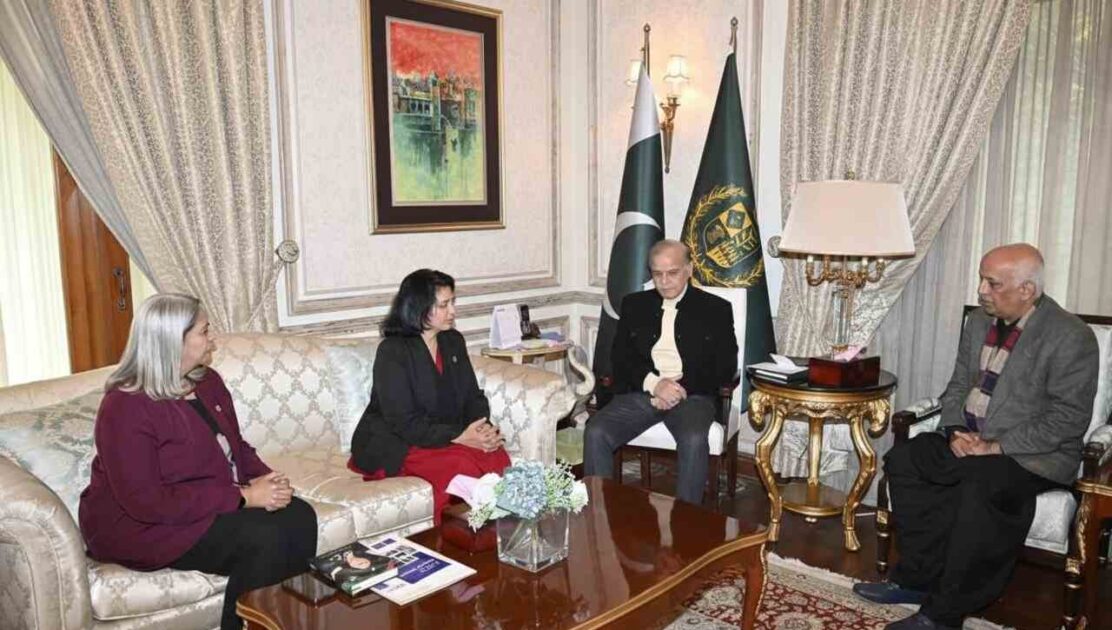 وزیر اعظم شہباز شریف عرفہ کریم فاؤنڈیشن کے نمائندگان سے ملاقات کے دوران آئی ٹی تعلیم پر گفتگو کرتے ہوئے۔
