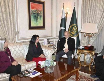 وزیر اعظم شہباز شریف عرفہ کریم فاؤنڈیشن کے نمائندگان سے ملاقات کے دوران آئی ٹی تعلیم پر گفتگو کرتے ہوئے۔