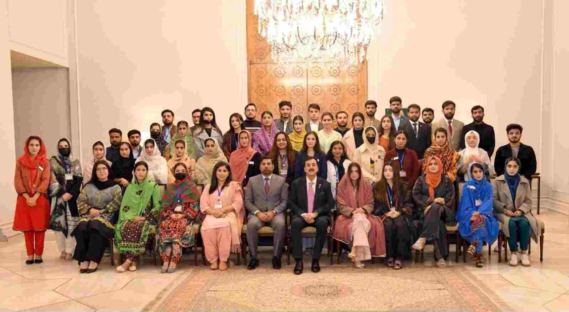 چیئرمین سینیٹ قومی ورکشاپ بلوچستان سے خطاب کرتے ہوئے صوبے کی ترقی اور سرمایہ کاری پر زور دے رہے ہیں