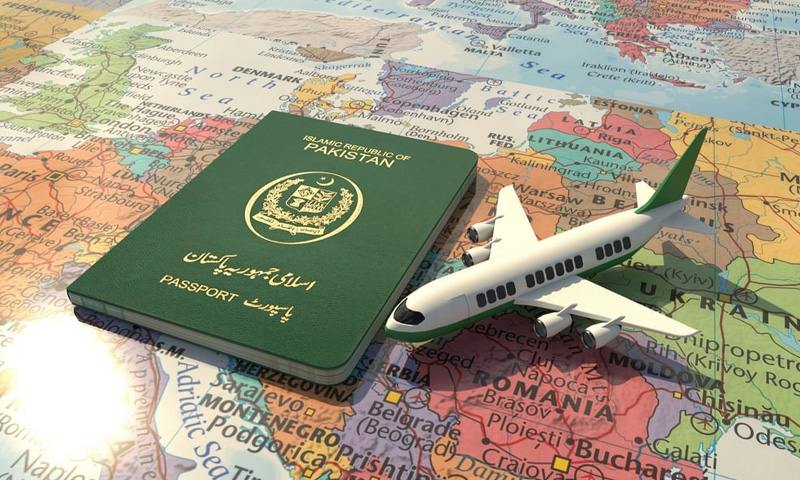 پاکستان میں آن لائن ویزا اور ویزا آن ارائیول کی سہولت متعارف کرانے سے متعلق تقریب میں وفاقی وزیر قیصر احمد شیخ خطاب کر رہے ہیں