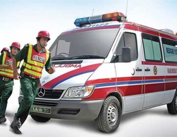 ریسکیو1122 کے ٹرینرز الیکشن کمیشن اہلکاروں کو فرسٹ ایڈ سکھاتے ہوئے