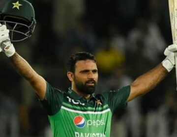 "فخر زمان نے ٹی 20 انٹرنیشنل میں 99 چھکے لگا کر پاکستانی ریکارڈ توڑ دیا، تصویر میں چھکا لگاتے ہوئے۔"