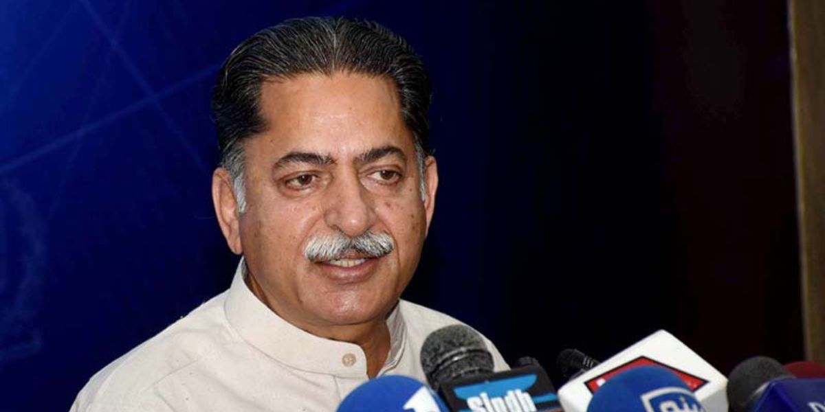 مسلم لیگ (ن) کے رہنما جاوید لطیف ایک ٹی وی پروگرام میں گفتگو کر رہے ہیں جہاں انہوں نے بانی پی ٹی آئی کی صحت پر بیان دیا۔
