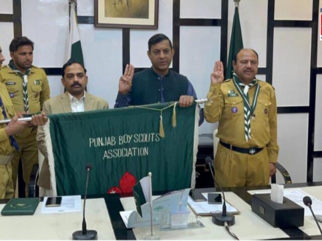 لودھراں بوائز سکاؤٹس تقریبِ حلف برداری: ڈپٹی کمشنر محمد اشرف نے صدر کا حلف لیا