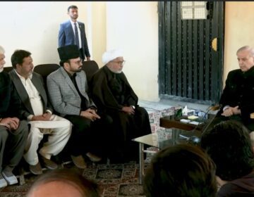 وزیراعظم کا دورہِ امام بارگاہ: شہدا کے لواحقین کے لیے 50 لاکھ اور زخمیوں کے لیے 30 لاکھ روپے امداد کا اعلان