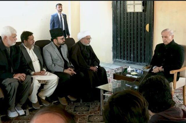 وزیراعظم کا دورہِ امام بارگاہ: شہدا کے لواحقین کے لیے 50 لاکھ اور زخمیوں کے لیے 30 لاکھ روپے امداد کا اعلان