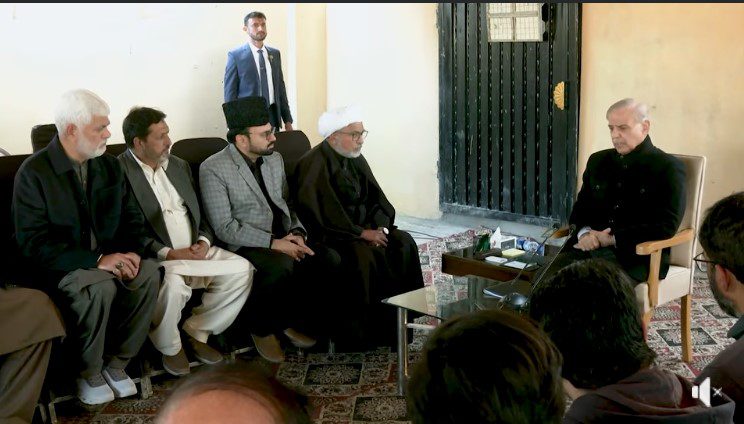 وزیراعظم کا دورہِ امام بارگاہ: شہدا کے لواحقین کے لیے 50 لاکھ اور زخمیوں کے لیے 30 لاکھ روپے امداد کا اعلان