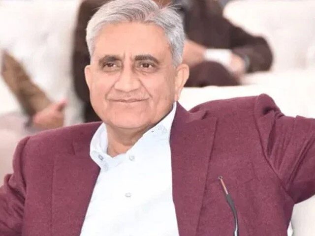 جنرل (ر) قمر جاوید باجوہ گھر میں گر کر شدید زخمی، ڈاکٹروں نے ہنگامی معائنہ شروع کر دیا!