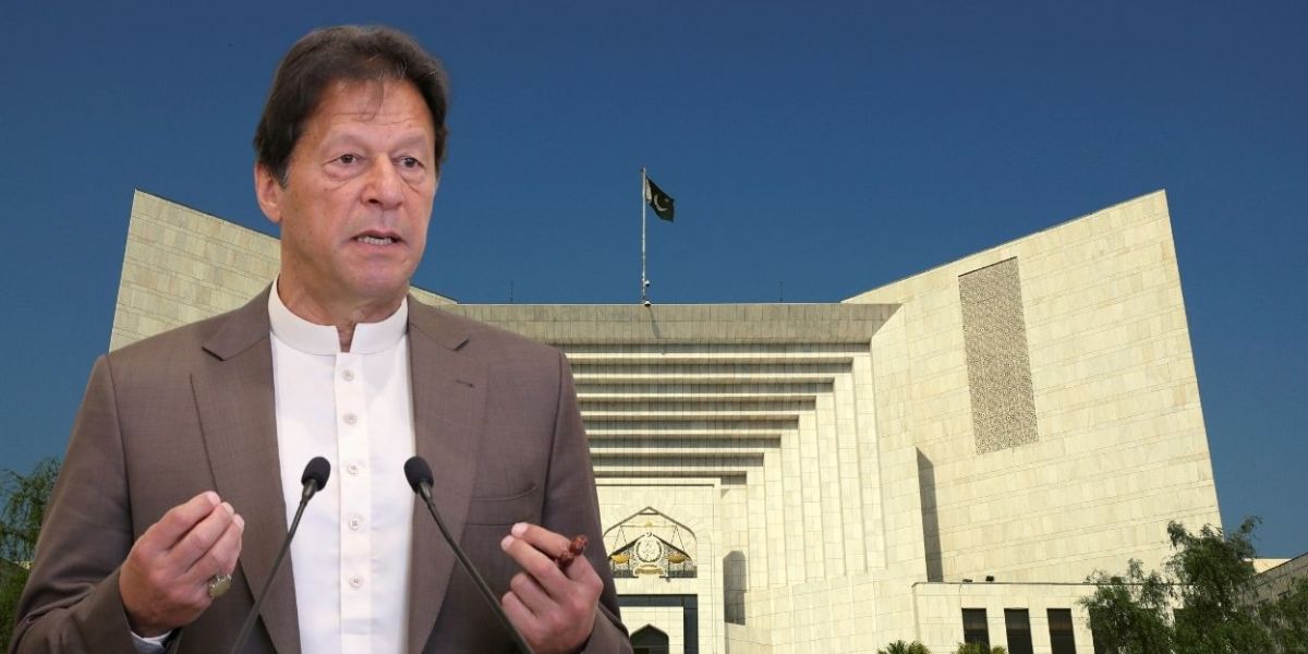 سپریم کورٹ آف پاکستان کی عمارت اور جسٹس ہاشم خان کاکڑ کی سربراہی میں بننے والے بینچ کا علامتی خاکہ۔