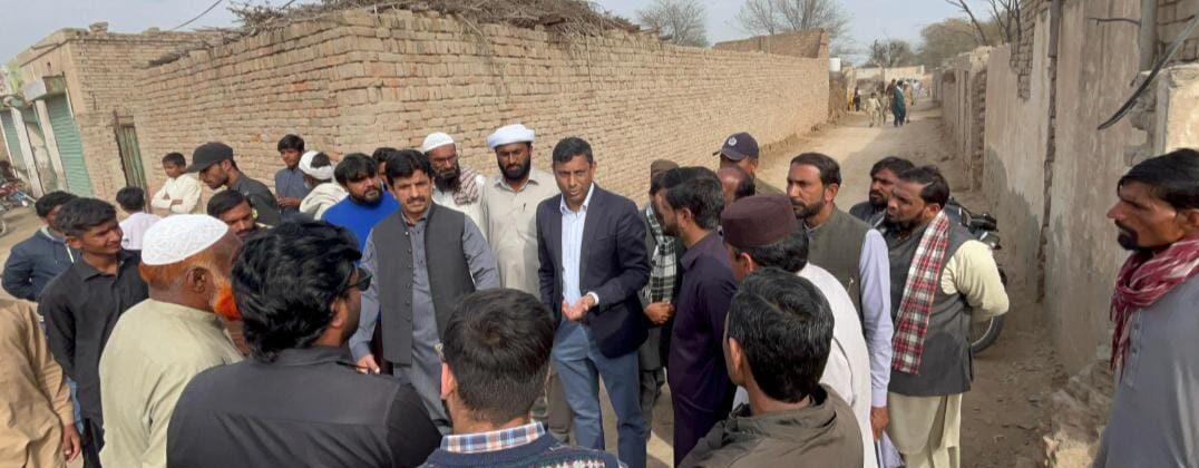 ڈپٹی کمشنر لودھراں محمد اشرف کہروڑپکا میں سیوریج لائنوں کی صفائی اور مشینری کی ورکنگ کا معائنہ کر رہے ہیں۔