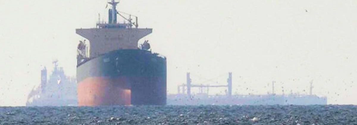 آبنائے ہرمز سے گزرتا پاکستانی پرچم بردار بحری جہاز