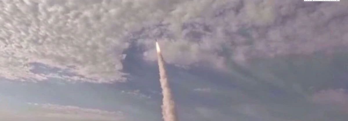 ایران کی جانب سے عالمی ٹیکنالوجی مراکز کو نشانہ بنانے کی دھمکی، مشرق وسطیٰ میں بڑھتی کشیدگی کا منظر۔