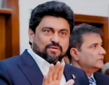 کراچی میں تقریب سے خطاب کرتے ہوئے گورنر سندھ کامران ٹیسوری کی نمائندہ تصویر۔