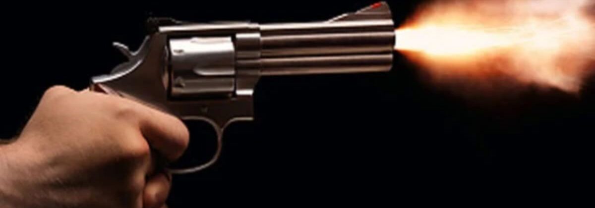 کراچی کے علاقے جوہر آباد میں فائرنگ کے بعد پولیس موقع پر موجود