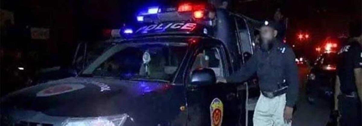 کراچی میں پولیس مقابلے کے بعد گرفتار ملزمان اور برآمد اسلحہ