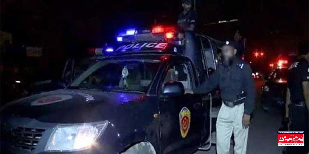 کراچی میں پولیس مقابلے کے بعد گرفتار ملزمان اور برآمد اسلحہ
