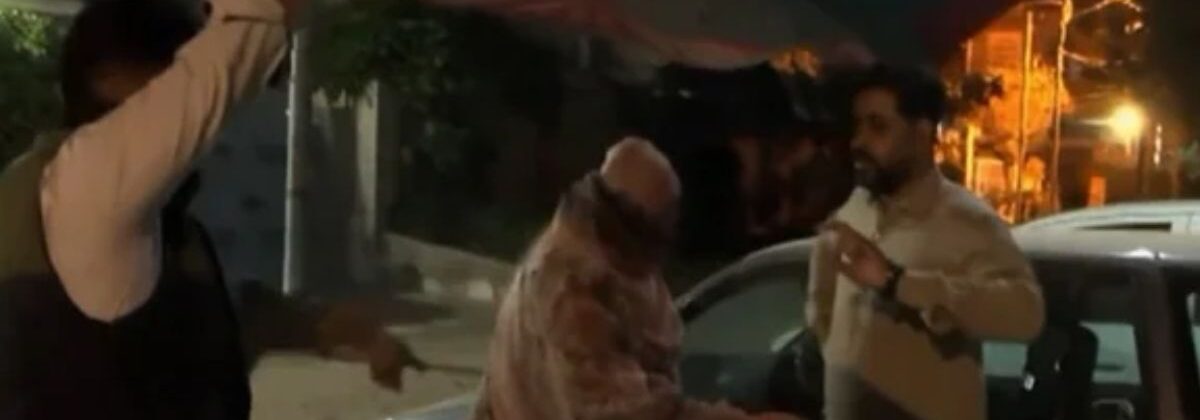 کراچی میں ڈکیتی کے الزام میں گرفتار خاتون ملزمہ کو پولیس کی حراست میں دکھایا جا رہا ہے۔