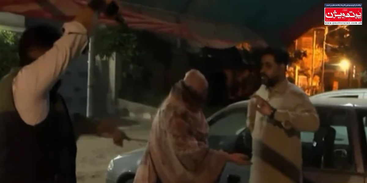 کراچی میں ڈکیتی کے الزام میں گرفتار خاتون ملزمہ کو پولیس کی حراست میں دکھایا جا رہا ہے۔