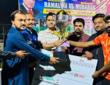 مہمان خصوصی محمد طیب کی جانب سے نمایاں کھلاڑیوں میں انعامات اور میڈلز تقسیم کیے جا رہے ہیں۔