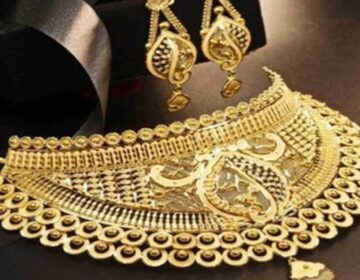 پاکستان میں سونے کی قیمت میں کمی کے بعد زیورات اور سونے کی سلاخوں کی نمائندہ تصویر۔