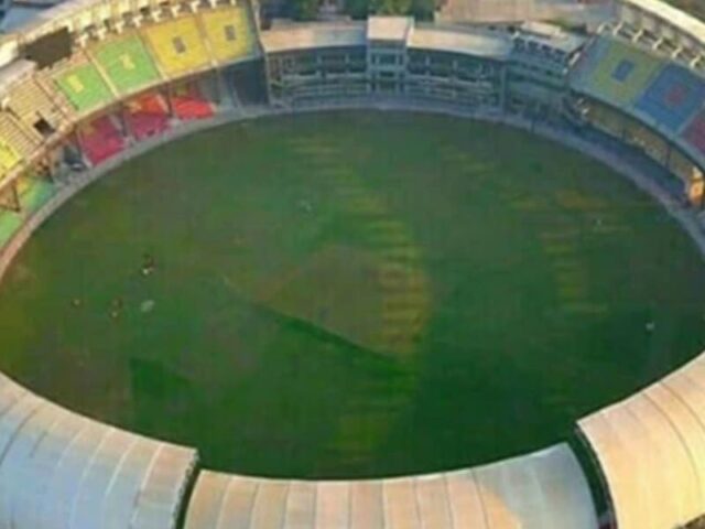 پشاور کے عمران خان کرکٹ اسٹیڈیم کے انکلوژرز 1992 ورلڈ کپ کے ہیروز کے نام سے منسوب