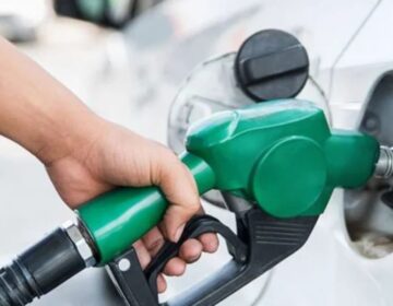 پاکستان میں پیٹرول کی قیمتوں سے متعلق خبروں کے پس منظر میں پیٹرول پمپ اور گاڑیوں کی قطار کی نمائندہ تصویر۔