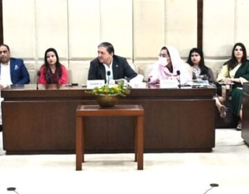 پاکستان میں پیٹرولیم مصنوعات کی قیمتوں میں اضافے کے خدشے کے پس منظر میں پیٹرول پمپ اور ایندھن کی نمائندہ تصویر۔