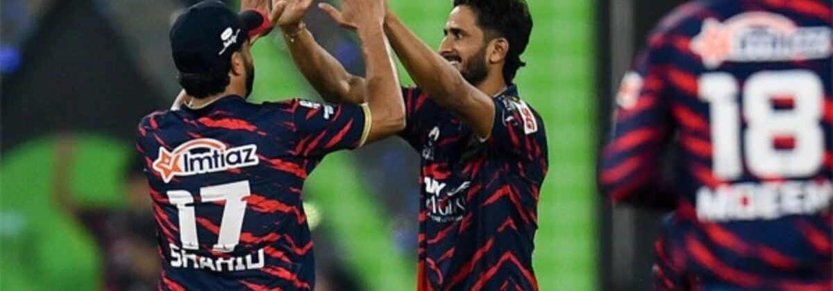 کراچی کنگز کے کھلاڑی فتح کے بعد خوشی کا اظہار کرتے ہوئے، حسن علی وکٹ لینے کے بعد جشن مناتے ہوئے منظر