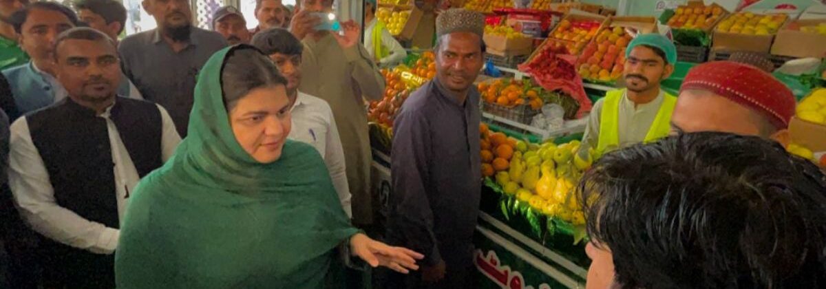 لودھراں میں رمضان سہولت بازار کے دورے کے دوران معاون خصوصی سلمیٰ بٹ سٹالز کا معائنہ کرتے ہوئے۔