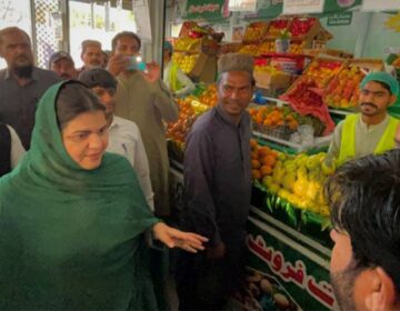 لودھراں میں رمضان سہولت بازار کے دورے کے دوران معاون خصوصی سلمیٰ بٹ سٹالز کا معائنہ کرتے ہوئے۔