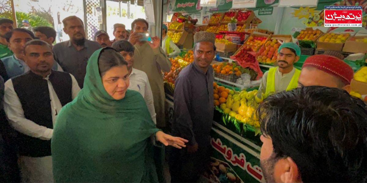 لودھراں میں رمضان سہولت بازار کے دورے کے دوران معاون خصوصی سلمیٰ بٹ سٹالز کا معائنہ کرتے ہوئے۔