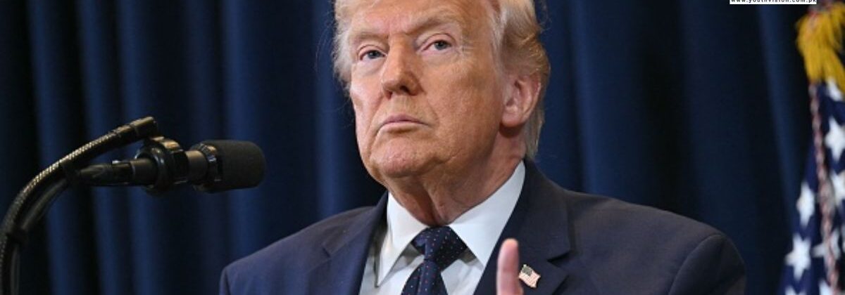 امریکی صدر ڈونلڈ ٹرمپ ایک بیان دیتے ہوئے جبکہ پس منظر میں آبنائے ہرمز کا سمندری راستہ دکھایا گیا ہے۔