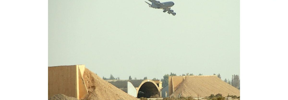 بغداد ایئرپورٹ کے قریب دھواں اور اردن کے الازرق ایئر بیس سے متعلق ڈرون حملوں کے دعووں کی نمائندہ تصویر۔