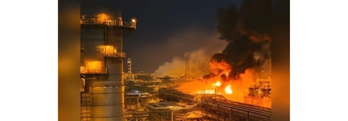 متحدہ عرب امارات کے حبشان گیس پلانٹ میں حملے کے بعد بھڑکتی آگ اور ہنگامی امدادی کارروائیوں کی نمائندہ تصویر۔