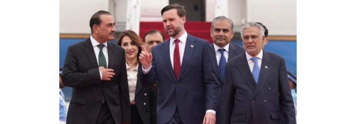 نائب وزیراعظم و وزیر خارجہ اسحاق ڈار، فیلڈ مارشل سید عاصم منیر کے ہمراہ نمایاں تصؤیر