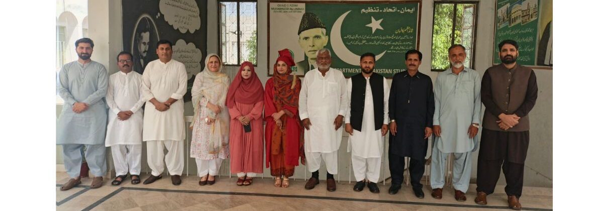 پی ایچ ڈی سکالر صنم لطیف اپنے اساتذہ اور کولیگز کے ہمراہ گروپ فوٹو