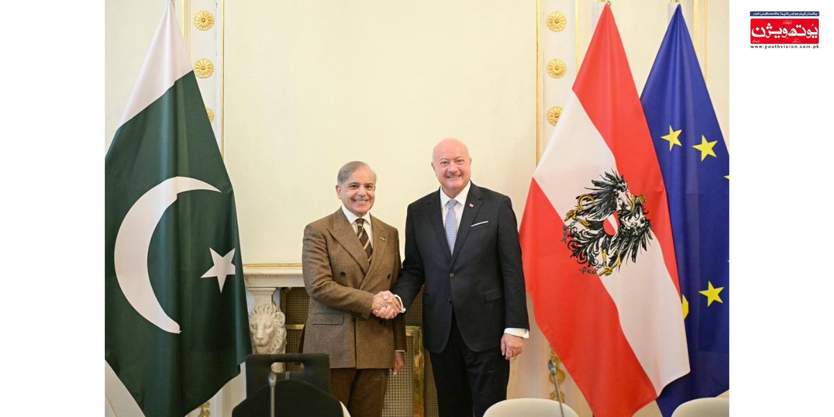 پاکستان اور آسٹریا کے درمیان تجارتی معاہدے یا بزنس فورم کی نمائندہ تصویر، دونوں ممالک کے جھنڈے نمایاں ہیں۔