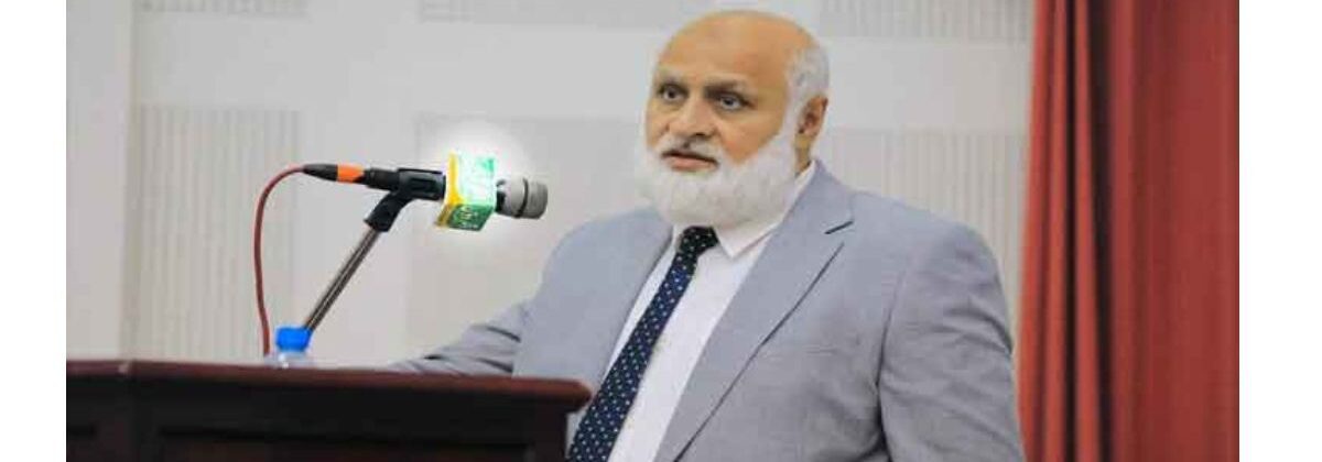 چیئرمین ایچ ای سی ڈاکٹر نیاز احمد اختر نے سیبس یونیورسٹی جامشورو میں خطاب کر رہے ہیں